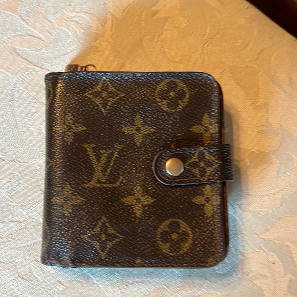 zZip around bifold, Louis Vuitton wallet for men or women.